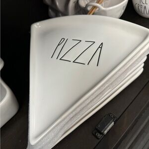 Rae Dunn pizza plates (6)